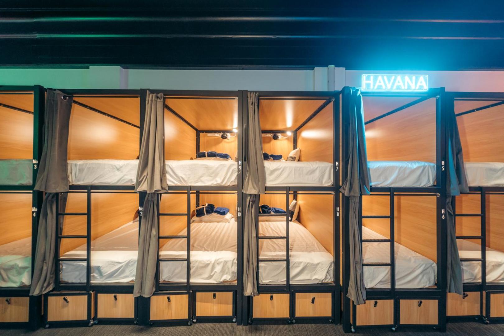 Capsuleaccom Hostel Gold Coast Exterior photo
